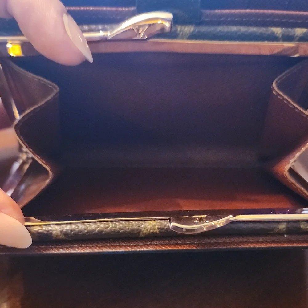 Louis Vuitton Kisslock Wallet - Picture 2 of 10